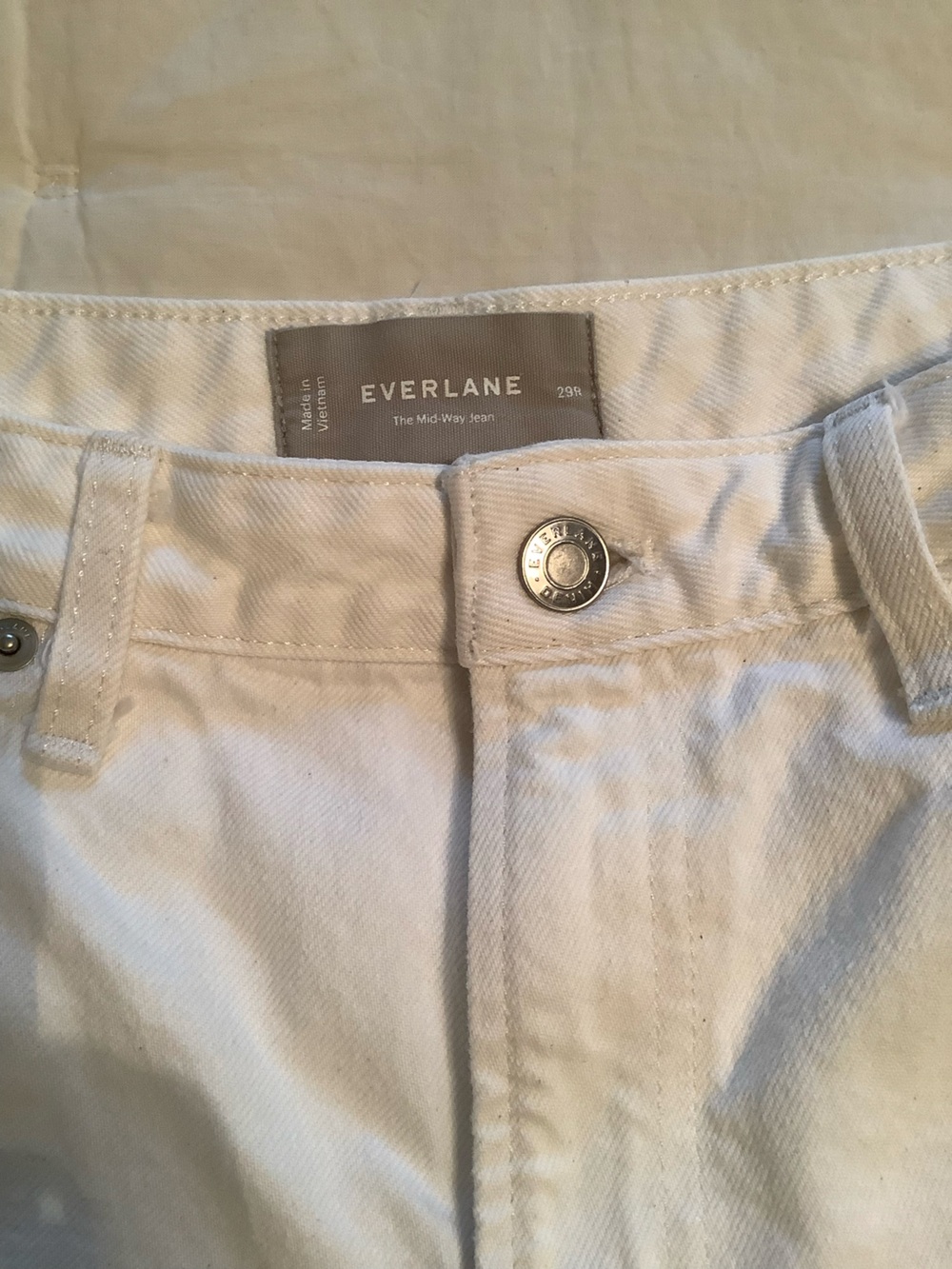 Everlane Mid Way jeans in bone. - Picture 5 of 5